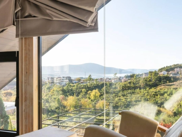 Kuća 172 m² sa pogledom na zaliv i garažom – blizu Porto Montenegra, Tivat