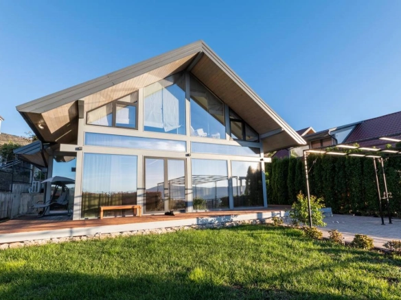 Kuća 172 m² sa pogledom na zaliv i garažom – blizu Porto Montenegra, Tivat