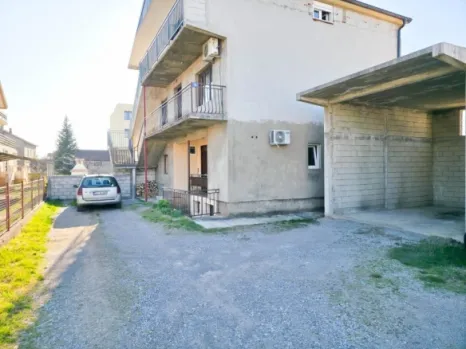 Dio kuće sa dvorištem i garažom