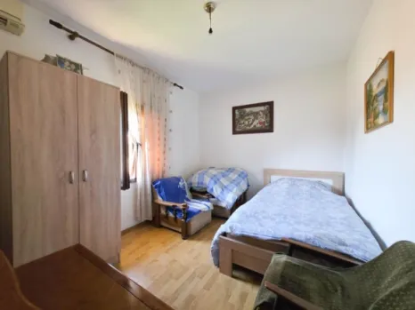 Dio kuće 110 m² sa ograđenim dvorištem i garažom – Zagorič, Podgorica