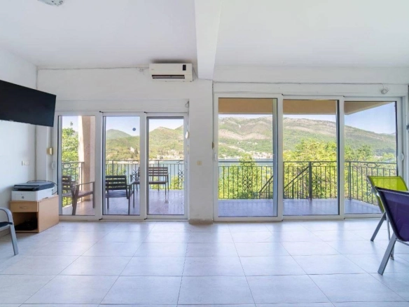 Kuća 148 m² sa pogledom na more i bazenom – Tivat