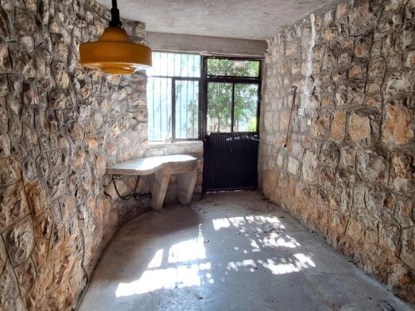 Kamena kuća 64 m² na terasastom placu od 355 m² – Sutomore, Bar