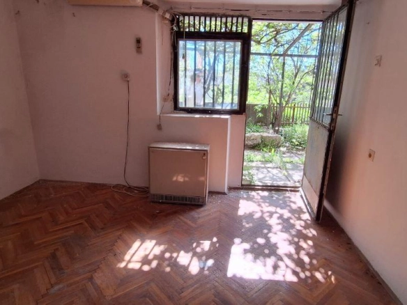 Kamena kuća 64 m² na terasastom placu od 355 m² – Sutomore, Bar