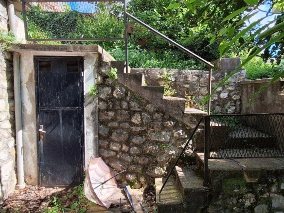 Kamena kuća 64 m² na terasastom placu od 355 m² – Sutomore, Bar