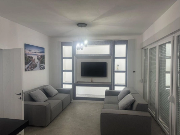 Izdavanje: Kuća 100 m² potpuno renovirana, sa terasom – Krimovica, Kotor