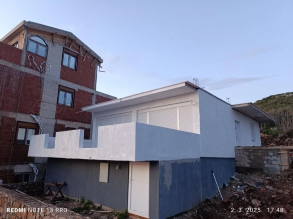 Izdavanje: Kuća 100 m² potpuno renovirana, sa terasom – Krimovica, Kotor