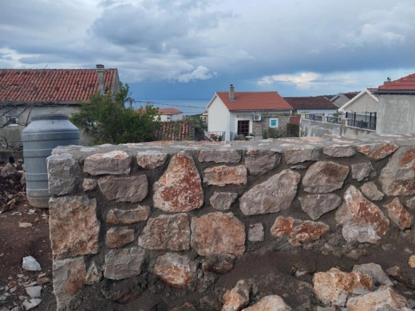 Izdavanje: Kuća 100 m² potpuno renovirana, sa terasom – Krimovica, Kotor