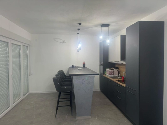 Izdavanje: Kuća 100 m² potpuno renovirana, sa terasom – Krimovica, Kotor