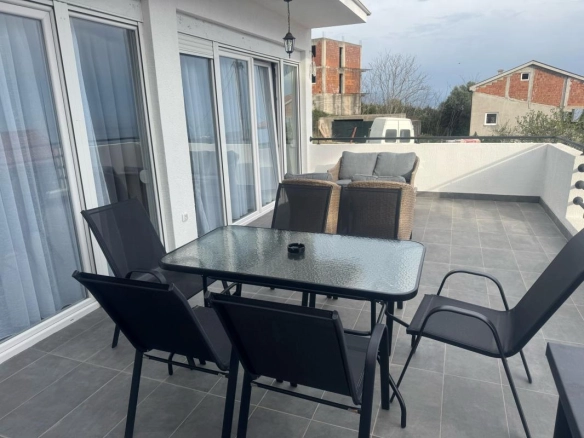 Izdavanje: Kuća 100 m² potpuno renovirana, sa terasom – Krimovica, Kotor