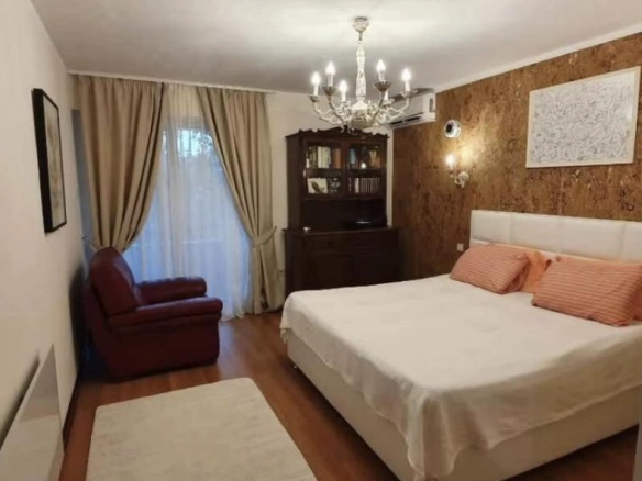 Trosoban stan 121 m² sa velikom terasom i pogledom na maslinjak – Petrovac, Budva