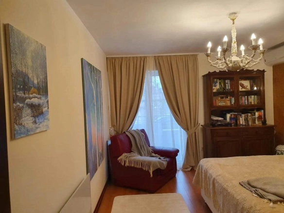 Trosoban stan 121 m² sa velikom terasom i pogledom na maslinjak – Petrovac, Budva