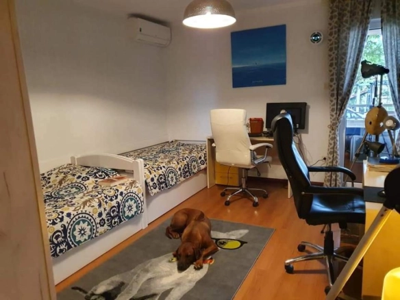 Trosoban stan 121 m² sa velikom terasom i pogledom na maslinjak – Petrovac, Budva