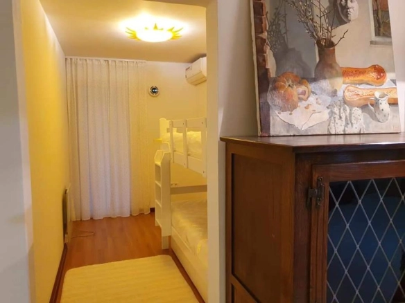 Trosoban stan 121 m² sa velikom terasom i pogledom na maslinjak – Petrovac, Budva