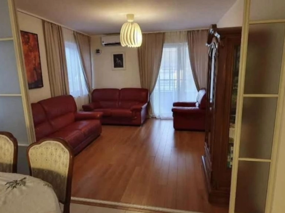 Trosoban stan 121 m² sa velikom terasom i pogledom na maslinjak – Petrovac, Budva