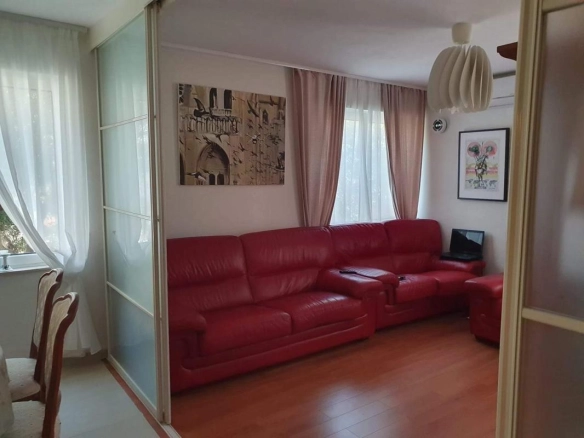 Trosoban stan 121 m² sa velikom terasom i pogledom na maslinjak – Petrovac, Budva