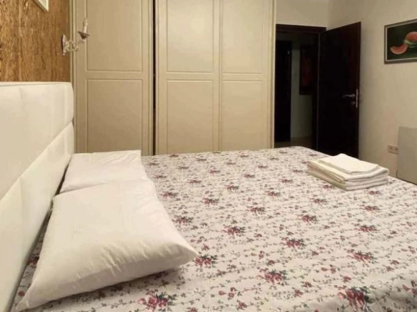 Trosoban stan 121 m² sa velikom terasom i pogledom na maslinjak – Petrovac, Budva