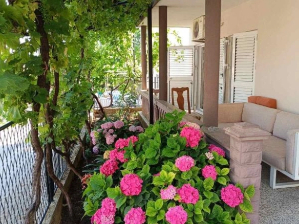 Kuća 156 m² na placu od 214 m² sa dva stana – Sutomore, Bar