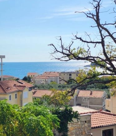 Kuća 100 m² potpuno legalizovana, u centru – Petrovac, Budva