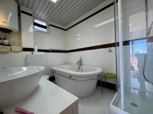 Dupleks stan 228 m² sa pogledom na more – Bečići, Budva