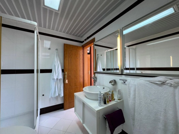 Dupleks stan 228 m² sa pogledom na more – Bečići, Budva