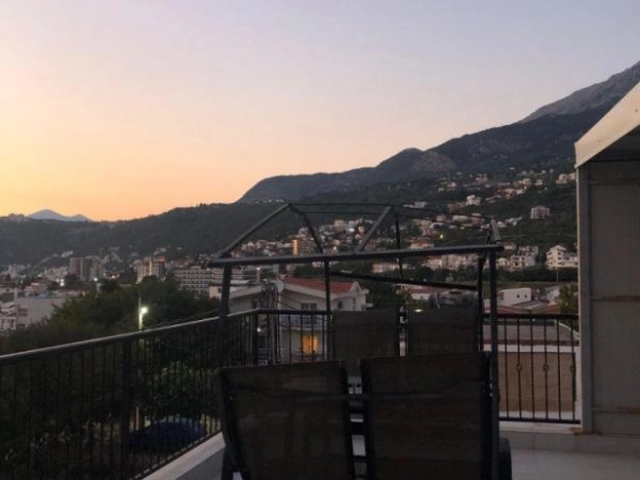 Kuća 180 m² na dva sprata sa terasom i pogledom na more – Dobra Voda, Bar