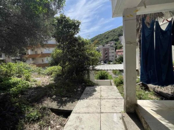 Garsonjera 24 m² sa ostavom, namještena i opremljena – Bijeli Do, Budva