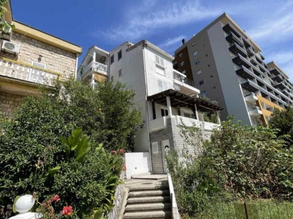 Garsonjera 24 m² sa ostavom, namještena i opremljena – Bijeli Do, Budva