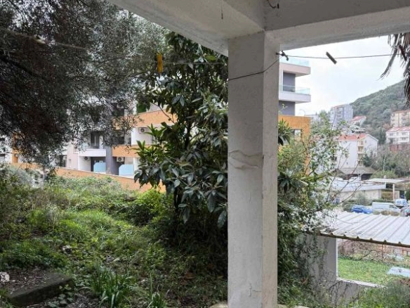 Garsonjera 24 m² sa ostavom, namještena i opremljena – Bijeli Do, Budva