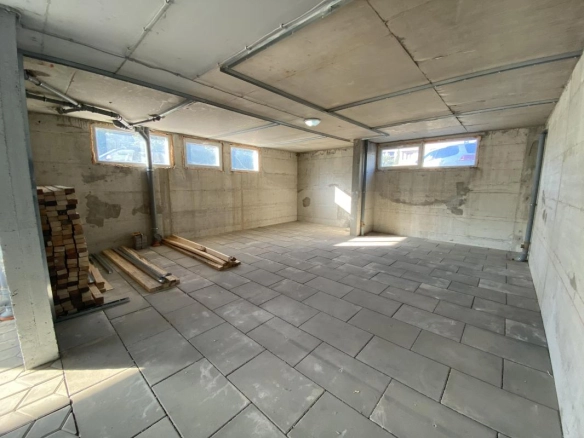 Izdavanje: Skladište 100 m² sa tri prostorije i dva ulaza – centar, Podgorica