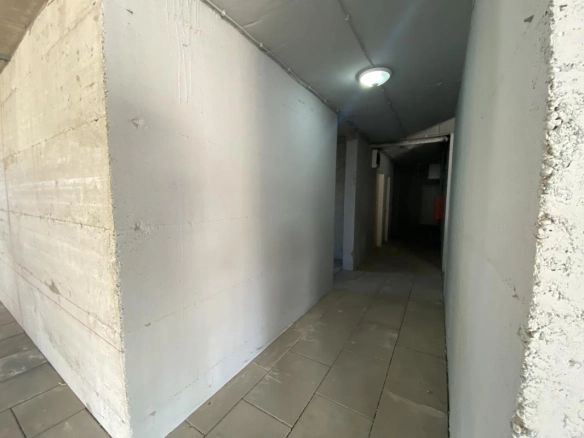 Izdavanje: Skladište 100 m² sa tri prostorije i dva ulaza – centar, Podgorica