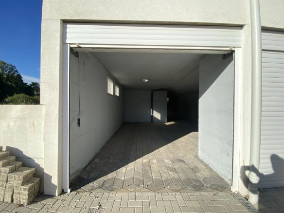Izdavanje: Skladište 100 m² sa tri prostorije i dva ulaza – centar, Podgorica