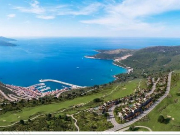 Trosoban stan 112 m² sa pogledom na golf terene i more – Luštica