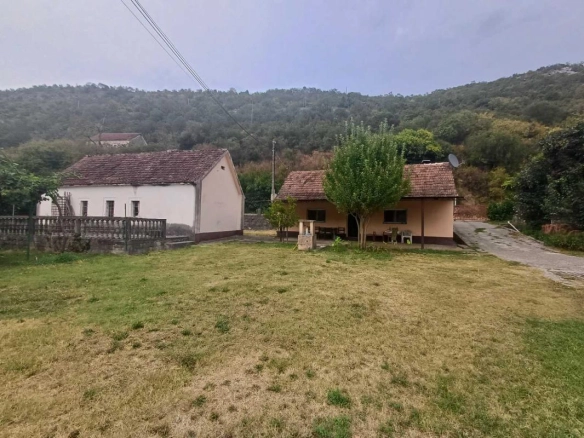 Kuća 140 m² sa pomoćnim objektom na placu od 3.600 m² – Danilovgrad