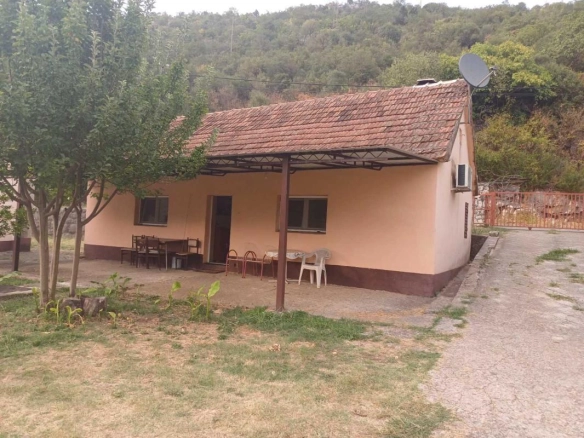 Kuća 140 m² sa pomoćnim objektom na placu od 3.600 m² – Danilovgrad