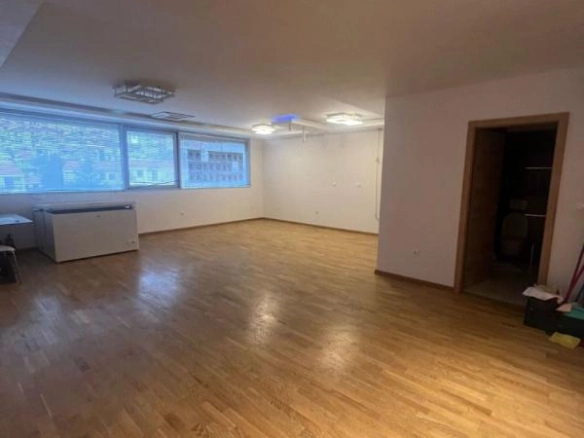 Poslovni prostor 90 m² u zgradi Nivelle, pogodan za svaku djelatnost – Budva