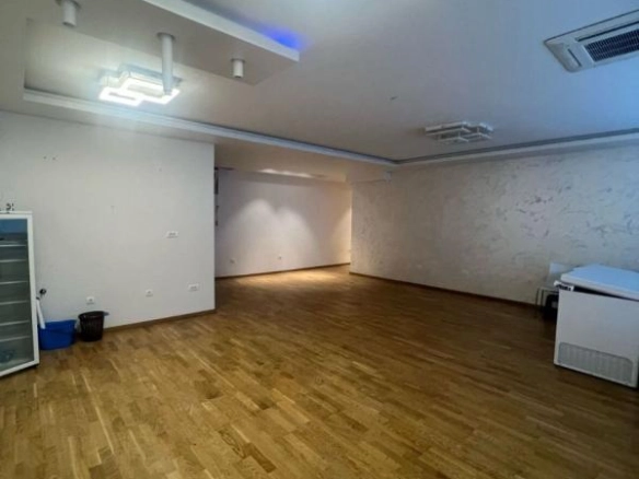 Poslovni prostor 90 m² u zgradi Nivelle, pogodan za svaku djelatnost – Budva