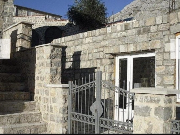 Kuća 425 m² od kamena, 150 m od mora – Reževići, Budva