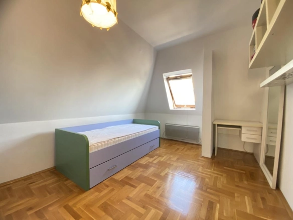 Trosoban stan 86 m² na posljednjem spratu sa pogledom na grad – Podgorica