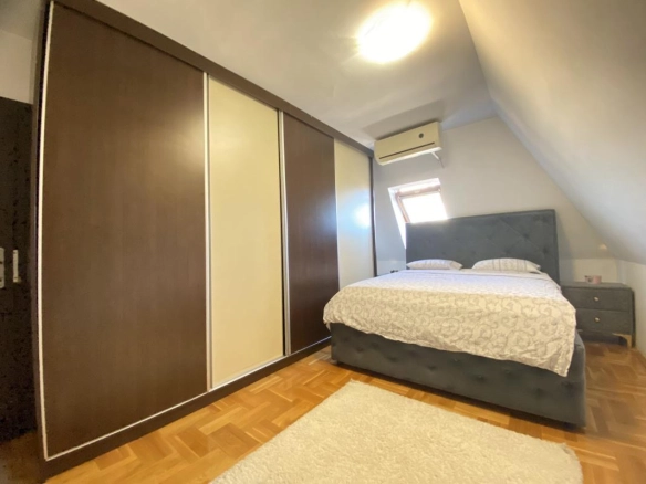 Trosoban stan 86 m² na posljednjem spratu sa pogledom na grad – Podgorica