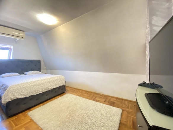 Trosoban stan 86 m² na posljednjem spratu sa pogledom na grad – Podgorica