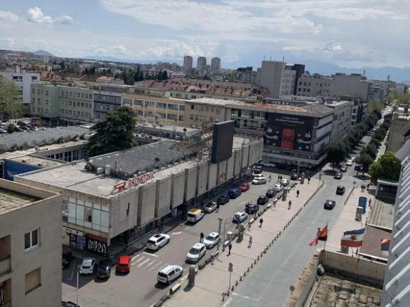 Trosoban stan 86 m² na posljednjem spratu sa pogledom na grad – Podgorica