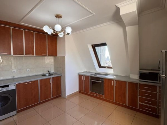Trosoban stan 86 m² na posljednjem spratu sa pogledom na grad – Podgorica