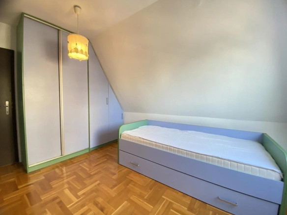 Trosoban stan 86 m² na posljednjem spratu sa pogledom na grad – Podgorica
