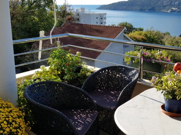 Trosoban stan 120 m² koji zauzima cijeli sprat – Herceg Novi