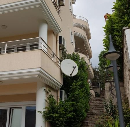 Trosoban stan 120 m² koji zauzima cijeli sprat – Herceg Novi