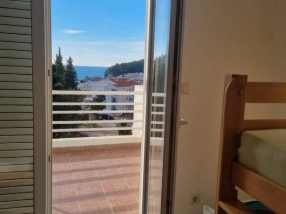 Garsonjera 34 m² sa terasom i pogledom na more – Petrovac, Budva