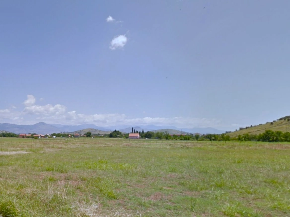 Plac 2706 m² uz put, pogodan za poslovne objekte – Donja Gorica, Podgorica