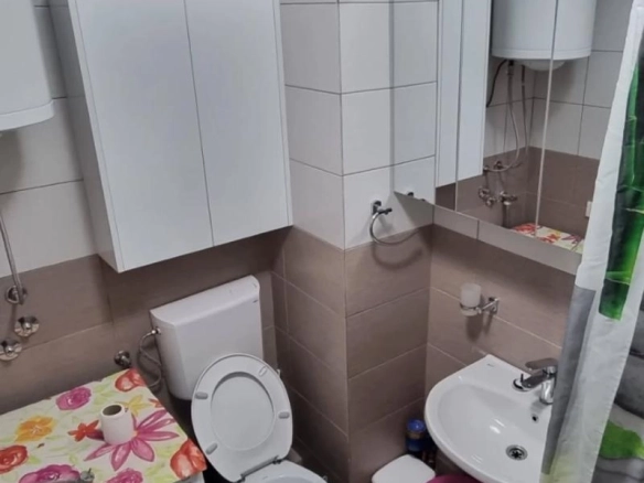 Izdavanje: Jednosoban stan 40 m² na prvom spratu – Blok 5, Podgorica