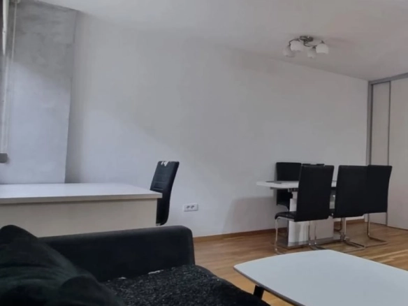 Izdavanje: Jednosoban stan 40 m² na prvom spratu – Blok 5, Podgorica