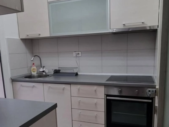 Izdavanje: Jednosoban stan 40 m² na prvom spratu – Blok 5, Podgorica